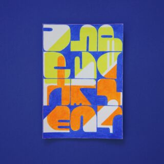 Ein farbenfrohes abstraktes Kunstwerk zeigt kräftige geometrische Formen in Gelb, Orange, Weiß und Blau, die in einem Gittermuster vor einem einfarbig blauen Hintergrund angeordnet sind.