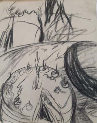 Kohlezeichnung eines runden Kuchens mit mehreren brennenden Kerzen, einem fehlenden Stück und abstrakten Hintergründen mit dunklen, ausdrucksstarken Linien.