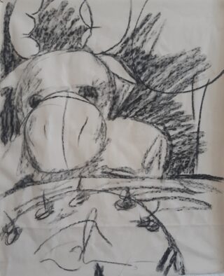 Schwarze Kohlezeichnung eines abstrakten Tieres, möglicherweise einer Kuh oder eines Elchs, mit großer runder Nase und Hörnern, das neben Bäumen und einem Boden mit verstreuten Formen steht.