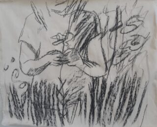 Kohlezeichnung einer Person, die eine Blume hält. Abstrakte Linien deuten Gras und Laub im Hintergrund an. Das Gesicht ist teilweise verdeckt, Details sind skizzenhaft.