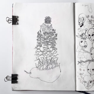 Eine schwarze Tuschezeichnung einer Figur mit Wellenlinien, die von einer großen, abgerundeten Basis aufsteigen, mit verschiedenen Gesichtsskizzen auf der rechten Seite eines offenen Skizzenbuchs.