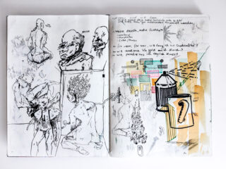 Ein offenes Skizzenbuch mit abstrakten Tuschezeichnungen menschlicher Figuren, Sprühdosen, geometrischen Formen und handschriftlichen Notizen in deutscher Sprache auf weißen Seiten.