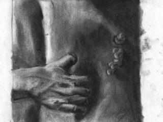 Kohlezeichnung einer Hand, die seitlich gegen einen Rumpf drückt, wobei entlang der Rippen mehrere kleine, abgerundete Objekte angeordnet sind.