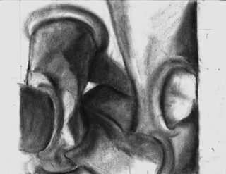 Abstrakte Kohlezeichnung mit überlappenden gebogenen und zylindrischen Formen in unterschiedlichen Grau- und Schwarztönen, die ein Gefühl von Tiefe und Textur erzeugen.