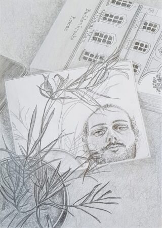 Eine Bleistiftzeichnung zeigt ein Buch, ein Foto einer bärtigen Person und eine Topfpflanze mit langen Blättern auf einer strukturierten Oberfläche.