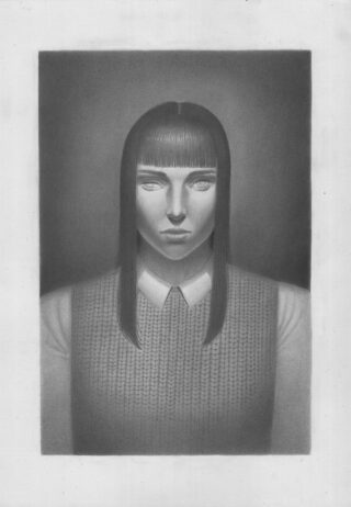 Eine Graustufenzeichnung einer Person mit langem, glattem Haar und stumpfem Pony, die ein Hemd mit Kragen und eine strukturierte Weste trägt und den Betrachter mit neutralem Gesichtsausdruck direkt ansieht.