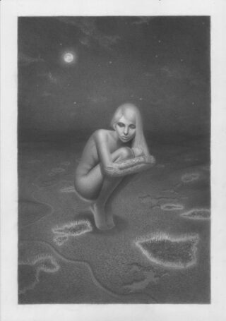 Eine nackte Frau mit langem Haar kauert in einer strukturierten, surrealen Landschaft unter einem Nachthimmel mit Mond und blickt direkt nach vorne.