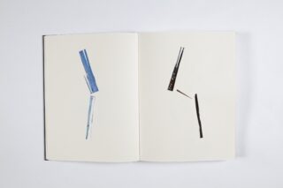 Ein offenes Buch zeigt minimalistische abstrakte Collagen mit blauen vertikalen Formen auf der linken Seite und dunklen vertikalen Formen auf der rechten Seite vor einem schlichten weißen Hintergrund.