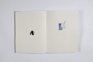 Ein offenes Buch mit minimalistischer abstrakter Collagekunst auf jeder Seite, vor einem schlichten weißen Hintergrund.