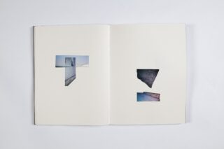 Ein offenes Buch mit zwei Seiten, die jeweils ein kleines abstraktes ausgeschnittenes Bild mit geometrischen Formen und gedämpften Farben auf einem schlichten weißen Hintergrund zeigen.