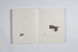 Ein offenes Buch mit minimalen Illustrationen: ein kleiner Vogel auf der linken Seite und eine Hand, die einen Bleistift hält, auf der rechten Seite vor einem schlichten weißen Hintergrund.