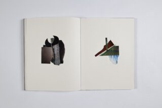 Ein offenes Buch zeigt zwei abstrakte Collagen, eines auf jeder Seite, die aus verschiedenen geometrischen Formen und Texturen auf weißem Hintergrund bestehen.