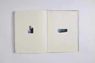 Ein offenes Buch zeigt minimale Collagen: Die linke Seite zeigt eine Person mit dem Rücken zu ihr, und die rechte Seite zeigt ein kleines, rechteckiges Objekt mit einem roten Detail.