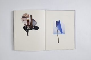 Offenes Buch mit abstrakter Collagenkunst mit verschiedenen Texturen und Formen auf der linken Seite und einer minimalistischen blauen Collage aus zerrissenem Papier auf der rechten Seite.