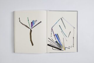 Ein offenes Buch zeigt abstrakte Collagenkunst aus Zeitschriftenausschnitten; die linke Seite ähnelt einer Blume, während die rechte Seite eckige, geometrische Formen aufweist.