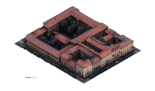 Isometrische Ansicht eines großen, rechteckigen Stadtblocks mit roten Ziegeldächern und umgebenden Innenhöfen mit dichten Bäumen. Straßen grenzen auf allen Seiten an den Block.