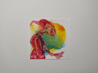 Abstraktes Aquarellkunstwerk mit leuchtend roten, gelben, blauen und grünen Formen auf weißem Hintergrund, wobei sich organische, fließende Formen überlappen.