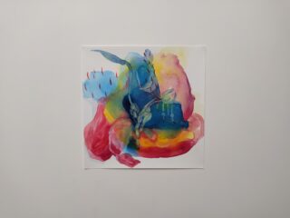 Ein farbenfrohes abstraktes Aquarell auf weißem Papier mit überlappenden blauen, roten, rosa und gelben Formen und einigen pflanzenähnlichen Linien in der Mitte.