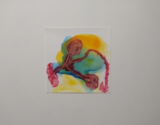 Ein farbenfrohes abstraktes Gemälde mit roten, blauen, gelben und grünen Formen auf einer weißen quadratischen Leinwand, ausgestellt an einer schlichten weißen Wand.