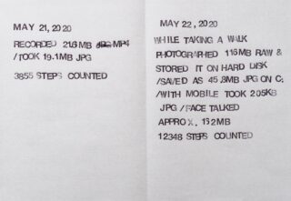 Auf zwei Seiten sind Daten, Mediendateigrößen, gezählte Schritte und Aktivitäten wie Aufzeichnen, Spazierengehen und Fotografieren aufgeführt, alles in einer mechanischen Schriftart.