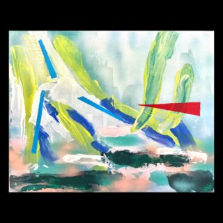 Abstraktes Gemälde mit kräftigen Strichen in Grün, Blau und Gelb, einem markanten roten Dreieck und strukturierten Flecken auf pastellfarbenem Hintergrund.