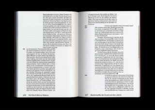 Offenes Buch mit zwei Seiten dichten deutschen Textes, darunter ein Interviewformat mit Initialen der Sprecher. Unten sind die Seitenzahlen 106 und 107 sichtbar.