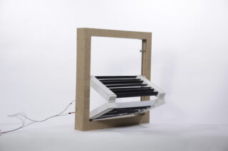 Modell einer Jalousie in einem Fensterrahmen.