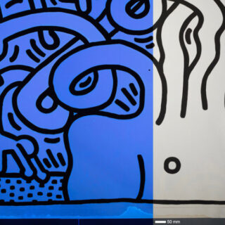 Eine abstrakte Zeichnung mit schwarzen Linien, vertikal geteilt; die linke Seite hat einen blauen Farbton und die rechte Seite einen grauen Farbton, mit einer 50-mm-Skala unten rechts.