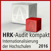 Ein roter und ein weißer Würfel mit einem „A“-Symbol, daneben der Text „HRK-Audit kompakt Internationalisierung der Hochschulen 2016“.