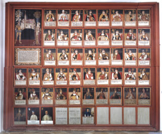 Darstellung von kirchlichen Würdenträgern in ca. 50 gleich großen Tafeln.