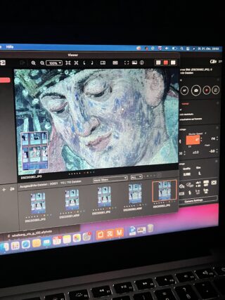 Auf einem Laptop-Bildschirm wird eine Bildbearbeitungssoftware mit dem Bild eines Freskogemäldes angezeigt, das bearbeitet wird. Verschiedene Bearbeitungswerkzeuge und Miniaturansichten sind sichtbar.