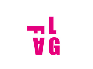 Das Wort „FLAG“ ist in fetten rosa Großbuchstaben geschrieben, wobei jeder Buchstabe vor einem weißen Hintergrund in eine andere Richtung gedreht ist.