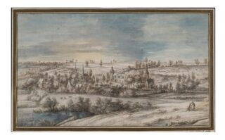 Eine idyllische Landschaft mit verstreuten Bäumen, Gebäuden und einer Kirche in der Mitte, umgeben von sanften Hügeln und einem kleinen Teich im Vordergrund unter einem bewölkten Himmel.