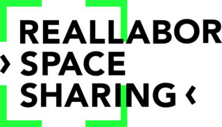 Textlogo mit der Aufschrift „REALLABOR SPACE SHARING“ in fetten schwarzen Buchstaben mit grünen Klammern in den Ecken.
