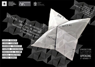 Werbeplakat mit geometrischen gefalteten Papierformen und Text für einen Vortrag und eine Ausstellung mit dem Titel „Don’t Call Me Abstract, Don’t Call Me Darling“ am 5. November.
