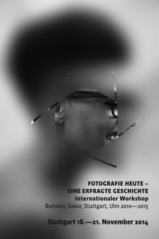 Abstraktes Graustufenplakat mit einem fragmentarischen Porträt eines menschlichen Gesichts und einem Text, der für einen internationalen Fotografie-Workshop vom 18. bis 21. November 2014 in Stuttgart wirbt.
