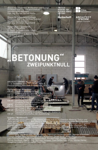 Großes Industriegelände mit Menschen, die an Bauprojekten arbeiten; Betonblöcke, Gerüste und Baumaterialien sind sichtbar. Der Text des Veranstaltungsplakats ist mit Details zu einem Architektur-Workshop überlagert.