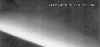 Schwarz-weiße abstrakte Grafik mit einem diagonalen weißen Streifen und dem Text „Walter Stöhrer-Preis für Grafik 2014“ in der oberen rechten Ecke.
