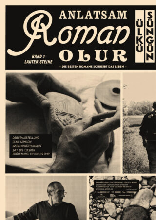 Plakat mit dem Titel „Anlatsam Roman Olur“ mit Fotos von Händen, die Steine halten, Landschaftsansichten und Ausstellungsdetails auf Deutsch und Türkisch.