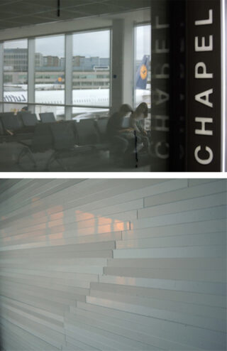 Oben: Wartebereich am Flughafen mit Personen, die in der Nähe eines Fensters sitzen. Draußen ist ein Flugzeug zu sehen. Unten: Nahaufnahme einer weißen, strukturierten Wand mit horizontalen Linien und Reflexionen.