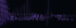 Dunkler Hintergrund mit fragmentiertem, überlappendem violettem und weißem Text mit Sätzen wie „Dieser Moment ist alles“ und „Es gibt.“.