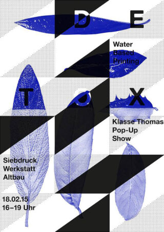 Poster mit blauen Blättern, kräftigen schwarz-weißen diagonalen Streifen und Text zur Werbung für die Pop-up-Show „DETOX Water Based Printing“ am 18.02.15 von 16-19 Uhr in der Siebdruck Werkstatt Altbau.