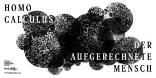 Schwarze, tintenartige Flecken überlagern sich auf weißem Hintergrund mit dem fettgedruckten deutschen Text „HOMO CALCULUS DER AUFGERECHNETE MENSCH“. In der unteren linken Ecke erscheinen kleiner Text und eine Website.