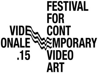 Schwarzer Text auf weißem Hintergrund ergibt „FESTIVAL FOR CONTEMPORARY VIDEO ART VIDEO NALE .15“, wobei Wellenlinien einen Teil des Textes verzerren.