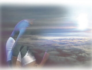 Eine Person in Sportkleidung beugt sich nach vorne, teilweise verschmilzt sie mit einem bewölkten Himmel und einer strahlenden Sonne, wodurch ein surrealer, traumhafter Effekt entsteht.