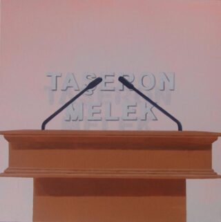 Vor einer Wand, auf der in erhabenen Buchstaben die Worte „TAŞERON MELEK“ zu lesen sind, steht ein Holzpodium mit zwei schwarzen Mikrofonen.
