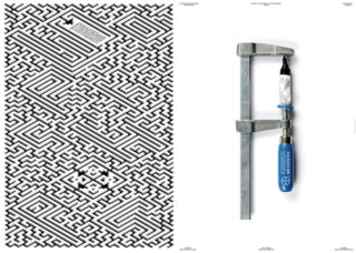 Auf der linken Seite befindet sich ein komplexes schwarz-weißes Labyrinth mit einer US-Flagge in einer Ecke; auf der rechten Seite ist eine Metallklammer zu sehen, die einen Lötkolben mit blauem Griff hält.