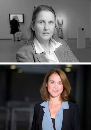 Zwei berufstätige Frauen in Business-Kleidung: eine in einer Innenumgebung in Graustufen mit Kunstwerken im Hintergrund, die andere in Farbe mit dunklem, unscharfem Hintergrund.