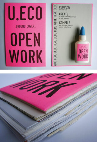Ein rosafarbenes Büchlein mit dem Titel „U.ECO OPEN WORK“ neben einer kleinen Flasche Klebstoff mit der Aufschrift „OPEN WORK“. Das Büchlein ist geöffnet und gibt den Blick auf die darin befindlichen, geschichteten Seiten frei.