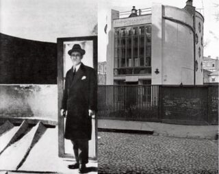 Links steht ein Mann in Anzug und Hut im Innenbereich, rechts ein modernistisches Gebäude mit großen Fenstern und einem Schild in kyrillischer Schrift über dem Eingang.